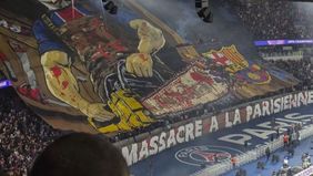 Barcelona secara resmi melayangkan aduan kepada UEFA untuk melaporkan Paris Saint-Germain (PSG) menyusul aksi suporter tuan rumah yang membentangkan tifo bernuansa kekerasan dalam laga lanjutan Liga Champions 2026/2027 di Stadion Parc des Princes, Pa
