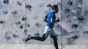 Salah satu cara untuk membantu menopang lutut adalah menggunakan knee cap atau penyangga lutut. Alat ini dapat membantu memberikan tekanan dan dukungan tambahan saat beraktivitas. Meski begitu, pemilihannya tidak boleh sembarangan karena setiap orang