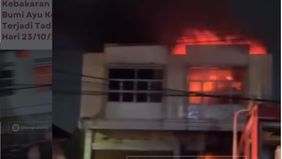 Kebakaran terjadi pada sebuah rumah toko (ruko) di kawasan Bumi Ayu, Kota Bengkulu, Jumat dini hari (23/10/2026).