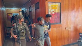Satgas Operasi Damai Cartenz-2026 bersama jajaran Polres Puncak Jaya menangkap seorang pria berinisial KK (33) yang masuk dalam Daftar Pencarian Orang (DPO) terkait dugaan penganiayaan berat dan percobaan pemerkosaan terhadap korban berinisial ZHP.
