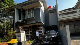 Komisi Pemberantasan Korupsi (KPK) menyita satu unit mobil listrik BMW 7 Series generasi G70 saat menggeledah rumah Ashraff Abu di Semarang, Jawa Tengah. 