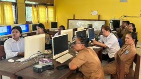 Pelajar di Kabupaten Manokwari Selatan, Papua Barat, kini bisa melakukan pendaftaran Beasiswa Afirmasi dan Pendidikan (ADiK) lewat sekolah masing-masing. Para siswa tak perlu lagi selalu menempuh perjalanan ke kantor Dinas Pendidikan dan Kebudayaan, 