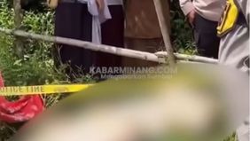 Berdasarkan video yang diunggah oleh akun Facebook Subur Praitno, terlihat lokasi ramai oleh warga yang menyaksikan kejadian itu.