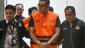 Komisi Pemberantasan Korupsi (KPK) mulai memeriksa sejumlah saksi dalam penyidikan dugaan korupsi di lingkungan Pemerintah Kabupaten Klaten yang menjerat Bupati nonaktif Hamenang Wajar Ismoyo.