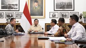 Prabowo Subianto menerima Kepala Badan Riset dan Inovasi Nasional (BRIN) Arif Satria di Istana Merdeka, Jakarta, pada Selasa, 27 Oktober 2026