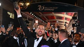 Harry Kane meraih penghargaan Ballon d&rsquo;Or 2026 setelah mengungguli Kylian Mbappe dan Lamine Yamal dalam malam penganugerahan yang berlangsung di London pada Selasa dini hari tadi, 27 Oktober 2026.