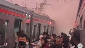 Penumpang pun berhamburan keluar dari gerbong