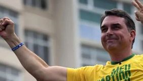 Politikus sayap kanan Brasil, Fl&aacute;vio Bolsonaro dilaporkan meninggalkan negaranya menuju Amerika Serikat setelah kalah dalam pemilihan presiden putaran kedua.