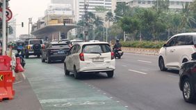 Arus lalu lintas di kawasan Dukuh Atas, tepatnya di depan Gedung UOB yang mengarah ke Bundaran Hotel Indonesia (HI), Jakarta Pusat, terpantau masih berjalan normal menjelang digelarnya aksi unjuk rasa oleh elemen mahasiswa pada hari Rabu (28/10).