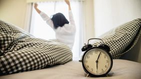 Tidur yang cukup dan berkualitas merupakan salah satu bagian penting dari pola hidup sehat. Namun, stres akibat pekerjaan, kebiasaan menggunakan ponsel sebelum tidur, hingga konsumsi kafein pada malam hari dapat membuat seseorang sulit terlelap.