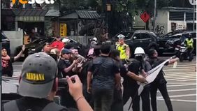 Ketegangan terjadi saat rombongan massa aksi berusaha menerobos barikade pengamanan menuju kawasan Bundaran HI. Cekcok mulut hingga aksi saling dorong antara pendemo dan aparat kepolisian tak terhindarkan di lokasi.