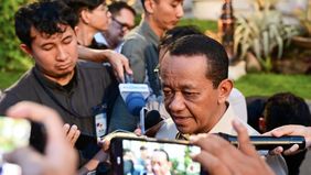 Prabowo Panggil Menko Bahlil, Bahas Listrik Desa hingga Pabrik Baterai CATL&ndash;Antam