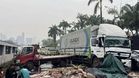 Sebuah kecelakaan lalu lintas melibatkan satu unit truk tronton dan sebuah truk ringan terjadi di Jalan Gatot Subroto arah barat, tepatnya di depan Kompleks DPR/MPR, Jakarta Selatan, pada Kamis (29/10) dini hari. Insiden yang terjadi pukul 03.40 WIB 