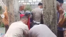 Kronologi kejadian saat jam istirahat keempat anak tersebut bermain di sekitar sumur yang penutupnya terbuat dari cor beton. Kemudian keempat siswa tersebut naik ke atas penutup sumur dan melompat-lompat hingga penutup sumur jebol dan pecah. Akibatny