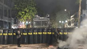 Kepolisian Daerah Istimewa Yogyakarta (Polda DIY) mengungkapkan bahwa aksi unjuk rasa di kawasan Malioboro, Yogyakarta, pada Rabu malam, 28 Oktober 2026, berakhir dengan kericuhan yang diwarnai aksi pelemparan batu, petasan, serta kembang api.