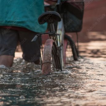 Warga Gadingrejo-Pasuruan Lebaran di Tengah Banjir