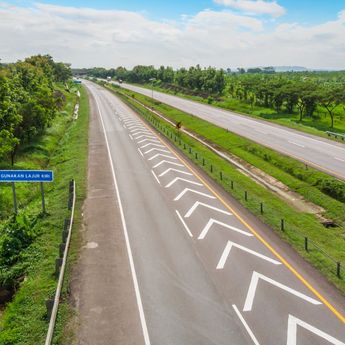 Wajib Tahu, Ternyata Ini Kegunaan Marka Panah atau Speed Reducer di Jalan Tol