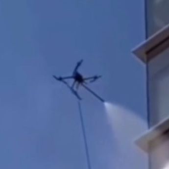 Canggih, Dubai Bersihkan Gedung Bekas Pakai Drone