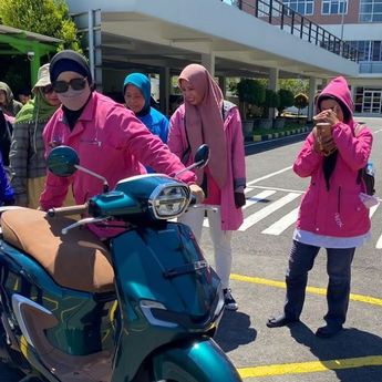 Begini Cara Kartini Zaman Now Belajar Naik Motor yang Aman Tapi Tetap Stylish