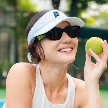 3 Gaya Sporty Pevita Pearce saat Main Tenis, Cantiknya Gak Ada Obat