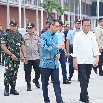 Jokowi Serahkan Sertifikat Tanah Elektronik ke Warga Banyuwangi