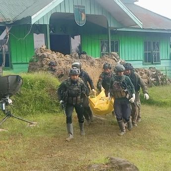 Momen saat TNI-Polri Evakuasi Jenazah Alexsander Parapak Korban Penembakan OPM