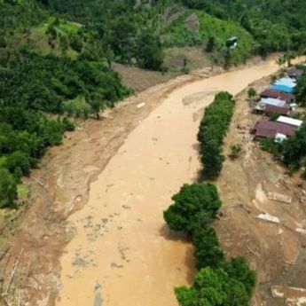 Ratusan Warga Korban Banjir-Longsor di Luwu Terpaksa Ngungsi ke Masjid