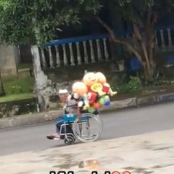 Bikin Mewek! Kakek Tua Ini Pakai Kursi Roda Sambil Jualan Balon