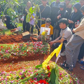 Tangis Pecah di Pemakaman 6 Korban Tewas Kecelakaan Bus Maut di Subang