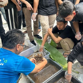 Mahasiswa Magister Komunikasi Paramadina Ajarkan Siswa SMK Islam PB Soedirman 1 Jakarta Kelola Sampah Organik dengan Budidaya Maggot