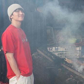 Aktor Korsel Ji Chang Wook Kepergok Lagi Beli Sate Pinggir Jalan