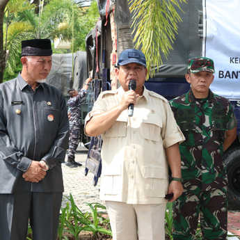 Pulang dari Qatar Prabowo Langsung ke Lokasi Bencana Sumbar, Kasih Sumbangan 20 Ton Beras