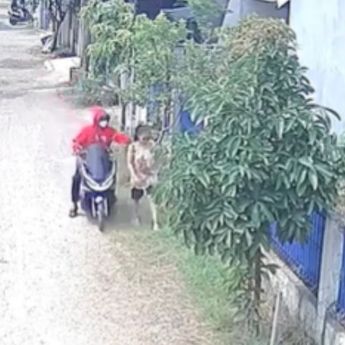 Terekam CCTV, Seorang Pria Coba Jambret Kalung Wanita di Bekasi