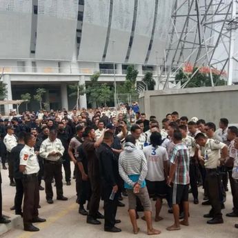 Ratusan Sekuriti Suruhan Jakpro Usir Warga Eks Kampung Bayam