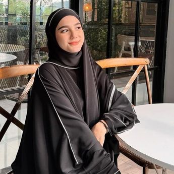 Cantik Banget Yasmine Ow Berhijab, Netizen Sebut Sayang Disia-siakan