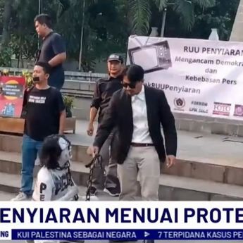 Jurnalis, Penggiat Seni dan Mahasiswa di Solo Gelar Aksi Teatrikal, Tolak RUU Penyiaran