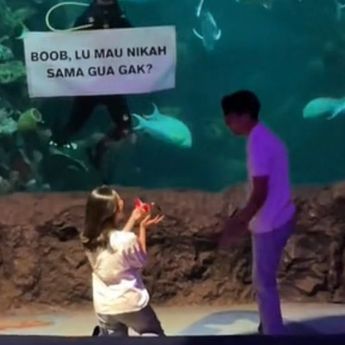 Viral Wanita Ini Lamar Pacarnya di Sea World Ancol, Netizen: Woy Cowoknya Gimana Sih
