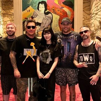 Potret Kebersamaan Isyana Sarasvati Bareng Avenged Sevenfold