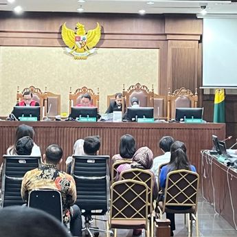 SYL Cium dan Peluk Anak-Istri Sebelum Sidang Korupsi