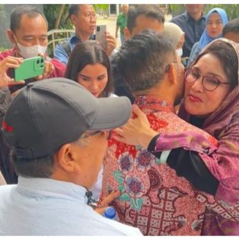 FOTO: Momen SYL Pelukan sama Istri, Anak dan Cucu Usai Sidang