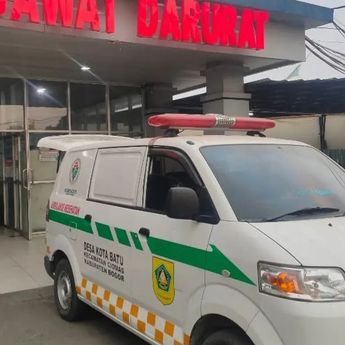Momen Emak-emak Buka Jalan Supaya Ambulance Bisa Lewat Tuai Pujian