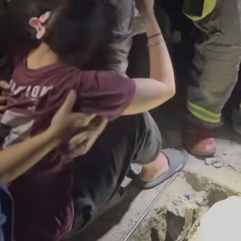 Viral Seorang Wanita Kakinya Terjepit Celah Beton Saluran Got