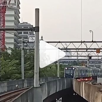 Tegang! Detik-detik Besi Proyek Kejagung Ditabrak MRT Sampai Keluar Percikan Api