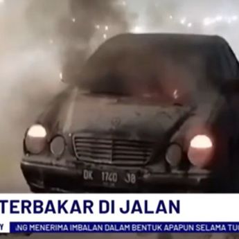 Mobil Mercy Terbakar di Jalan Raya Basuki Rahmat Surabaya, Pengemudi Selamat