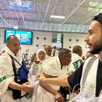 Tiba di Jeddah, Jemaah Haji Indonesia Disambut Air Zam-zam Gratis