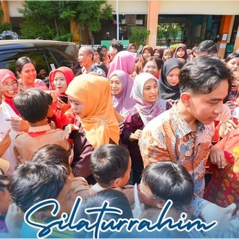 Gibran Rakabuming Bagikan Buku Bersampul Foto Jan Ethes ke Anak SD di Surabaya