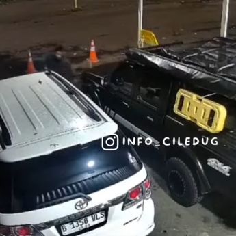 Terekam CCTV, 2 Pemuda Curi Spion Mobil Fortuner di Tangerang