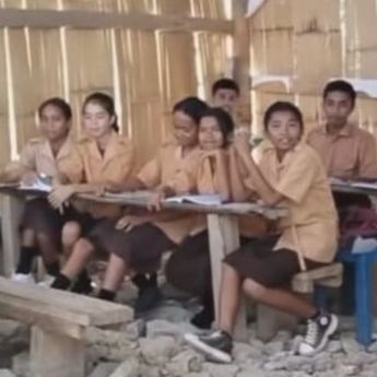 Viral Sekolah Berdinding Bambu dan Beralas Bongkahan Batu