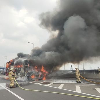 Bus Terbakar yang Bikin Macet Berjam-jam di Tol Wiyoto Wiyono Gara-gara Pecah Ban