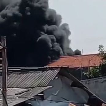 Kebakaran Gudang Ban di Bekasi, Damkar Butuh 1 Jam Padamkan Api